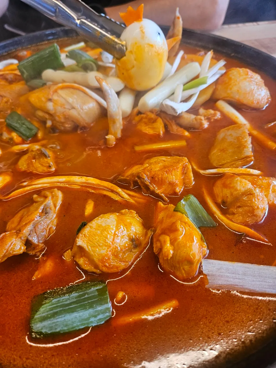 닭한마리탕과 사이드를 번갈아 먹는 테이블