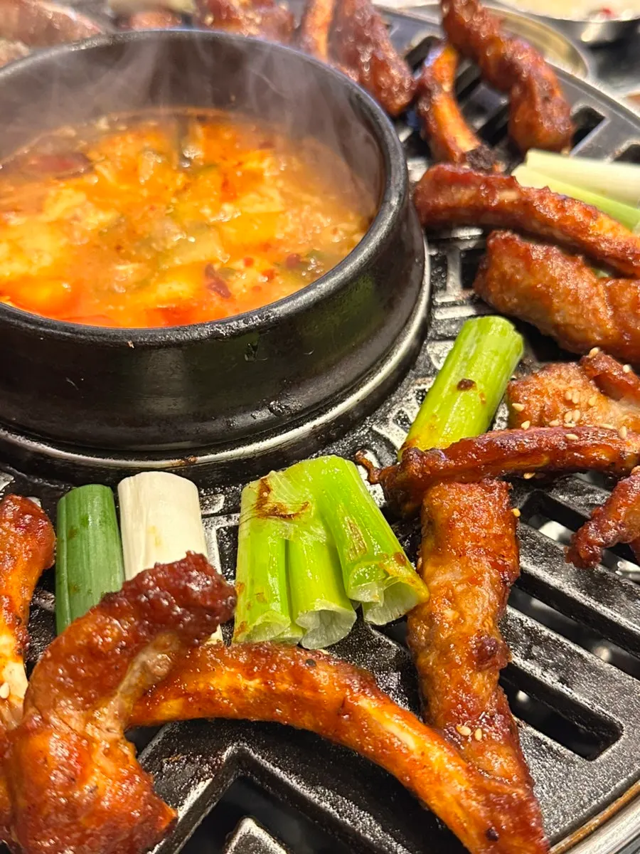 Jjokgalbi table spread at Suamgol Jjokgalbi Maeul in Seongjeong-dong, Cheonan