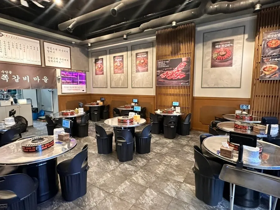 Seating inside the hall at Jjokgalbi Maeul Seongjeong Branch