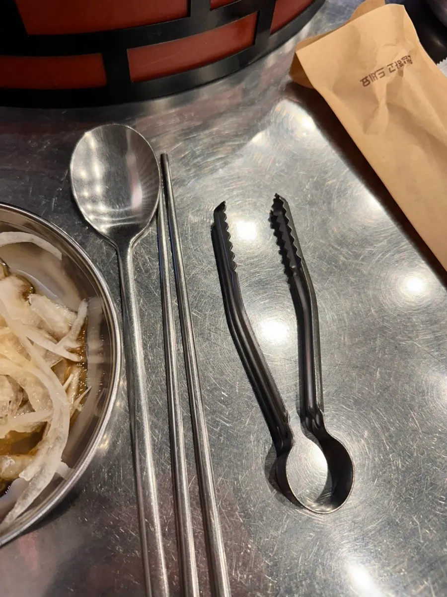 Tongs shaped like jjokgalbi ribs
