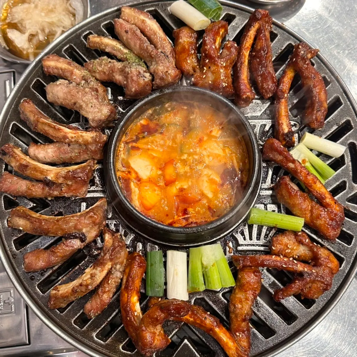 Jjokgalbi cooked on the grill with seasoned green onion