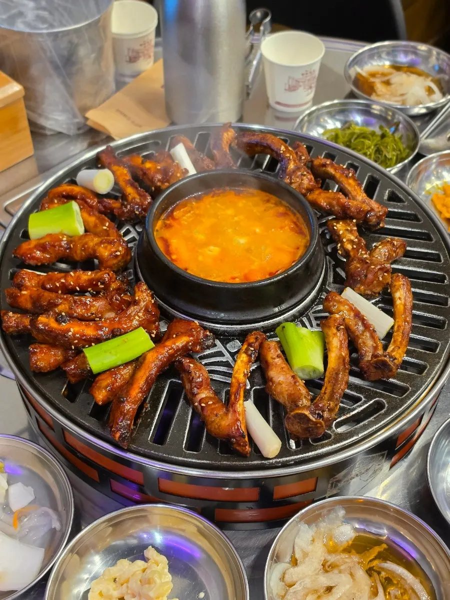 Jjokgalbi arranged in a ring around the sundubu jjigae