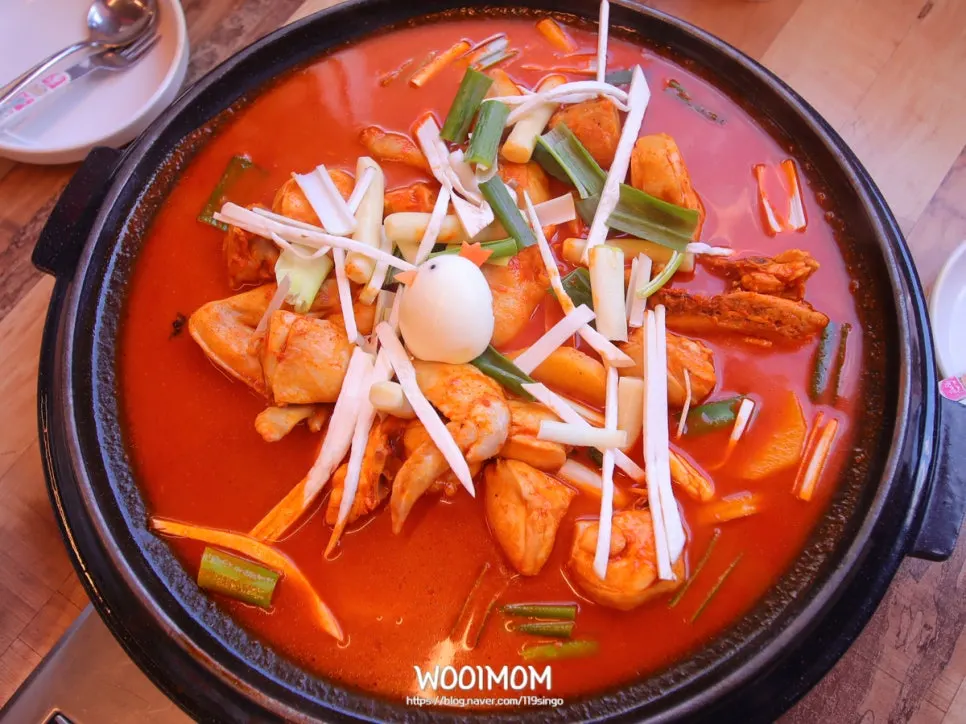 A full pot-lid dakdoritang spread