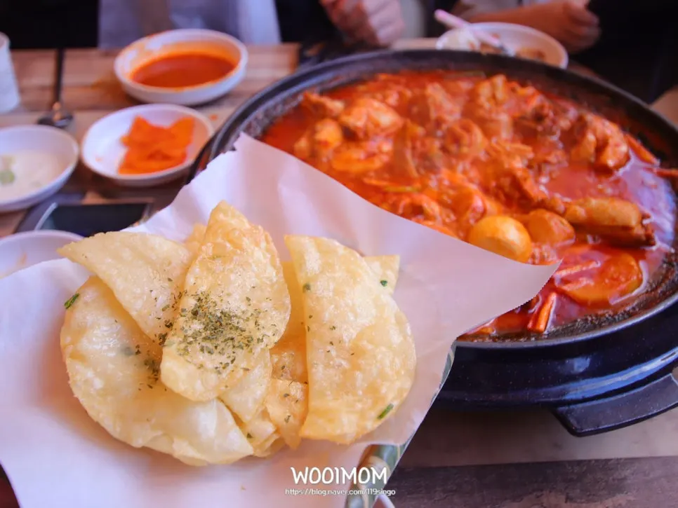 Dakdoritang paired with flat dumplings