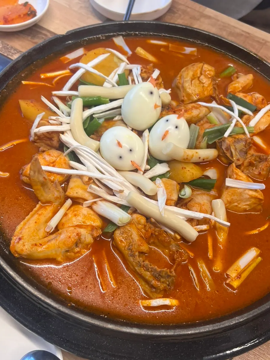 솥뚜레 닭도리탕 닭한마리 냄비 한 상