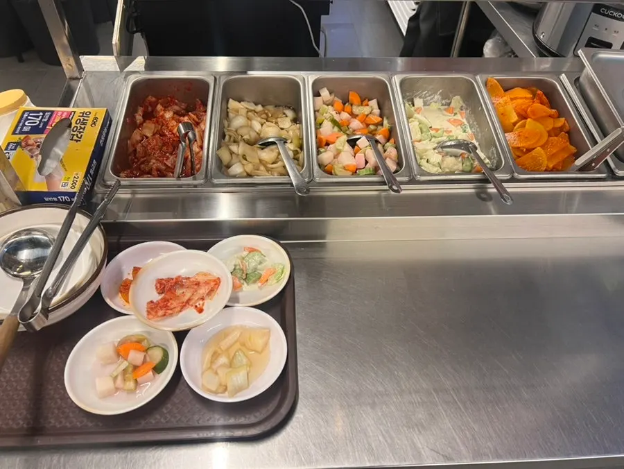 밑반찬이 골고루 놓인 테이블 가로 컷