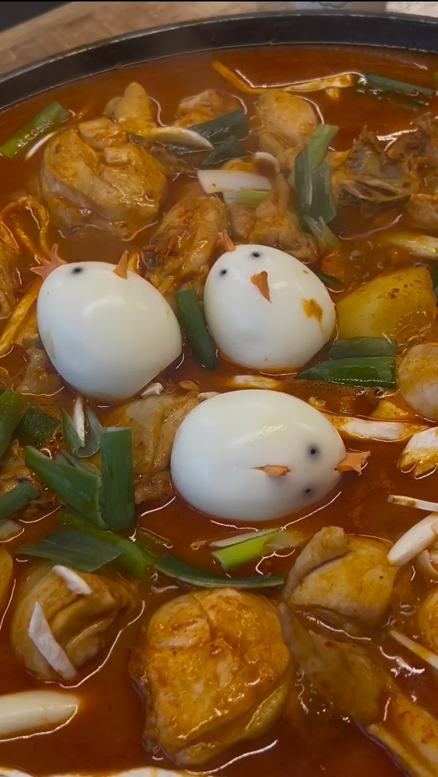 냄비 위에 올라간 계란 세 개