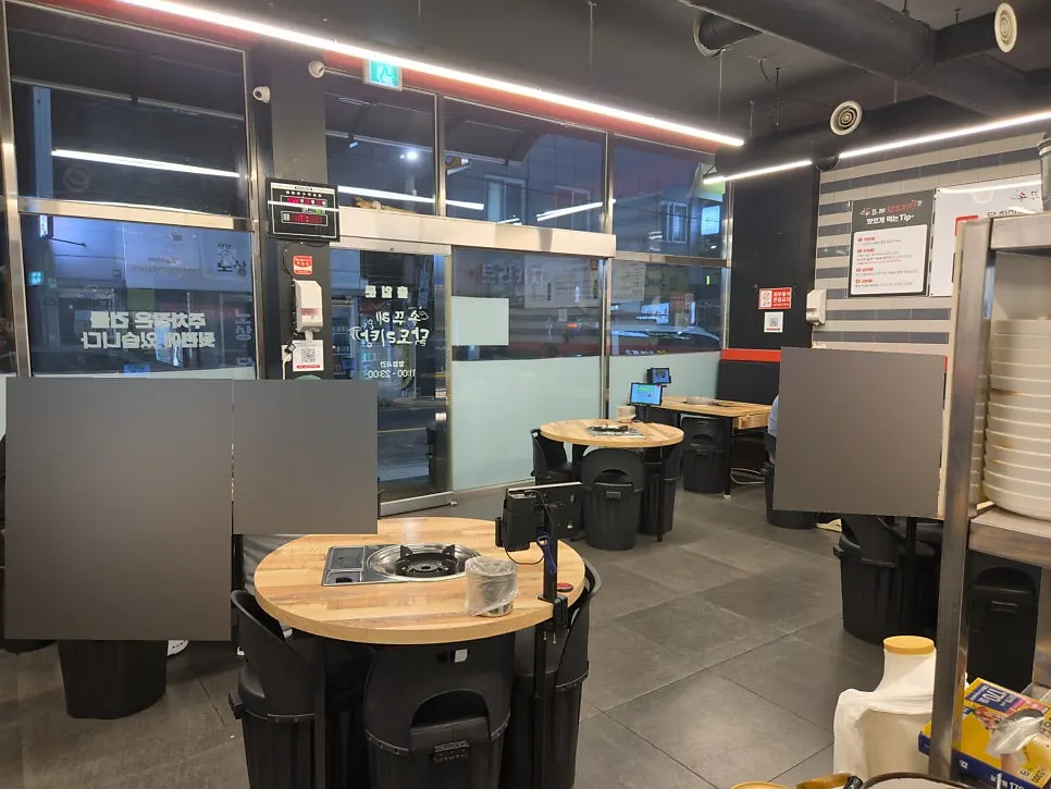 Interior of Sottture Dakdoritang with many tables
