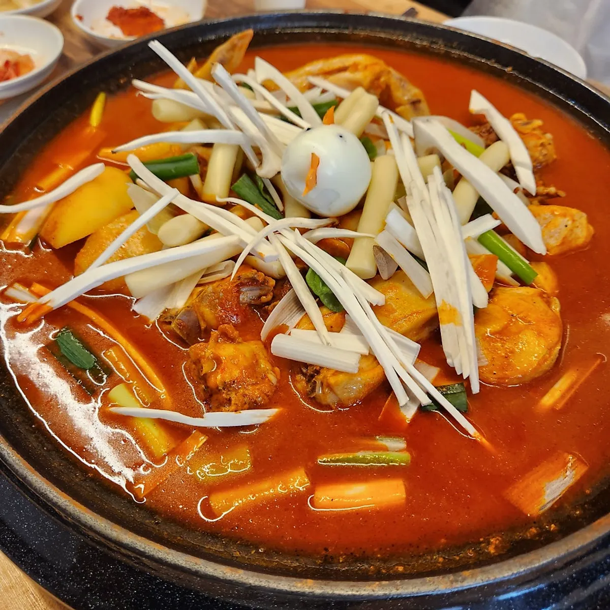 솥뚜껑에 끓는 솥뚜레 닭도리탕 대표 사진