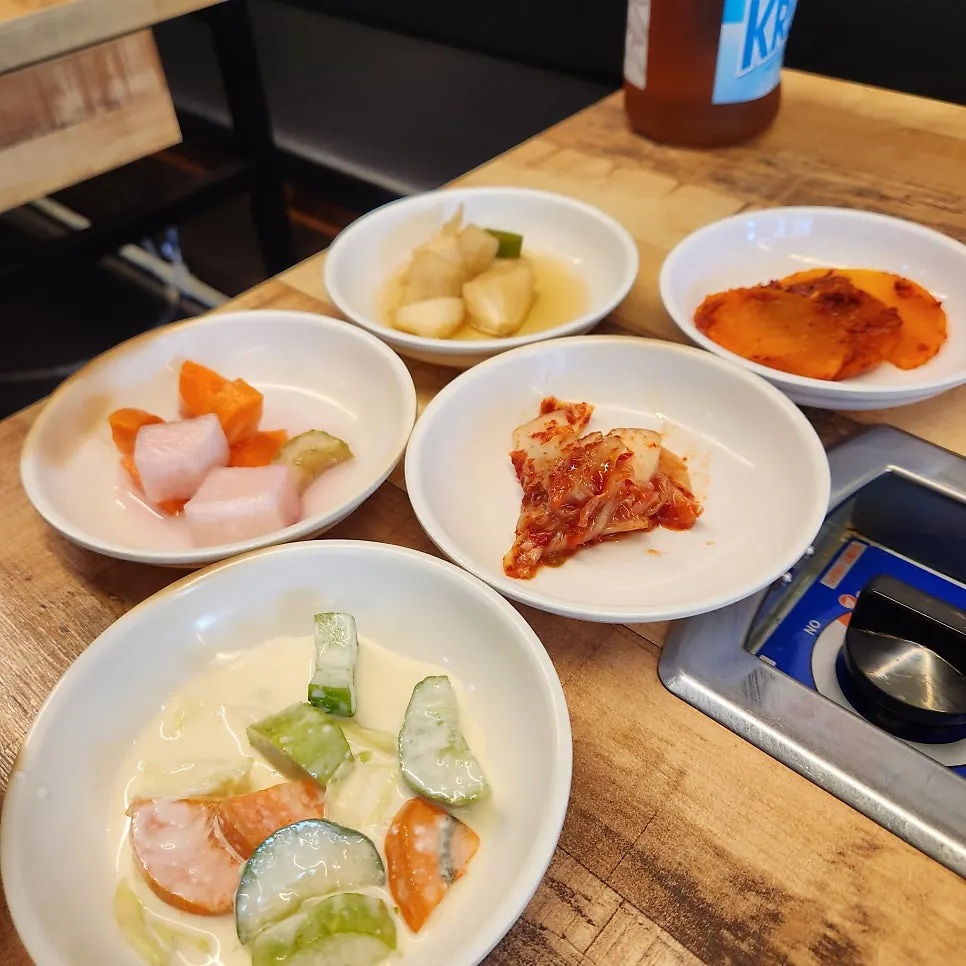 피클무와 단무지무침 등 기본 반찬 상차림