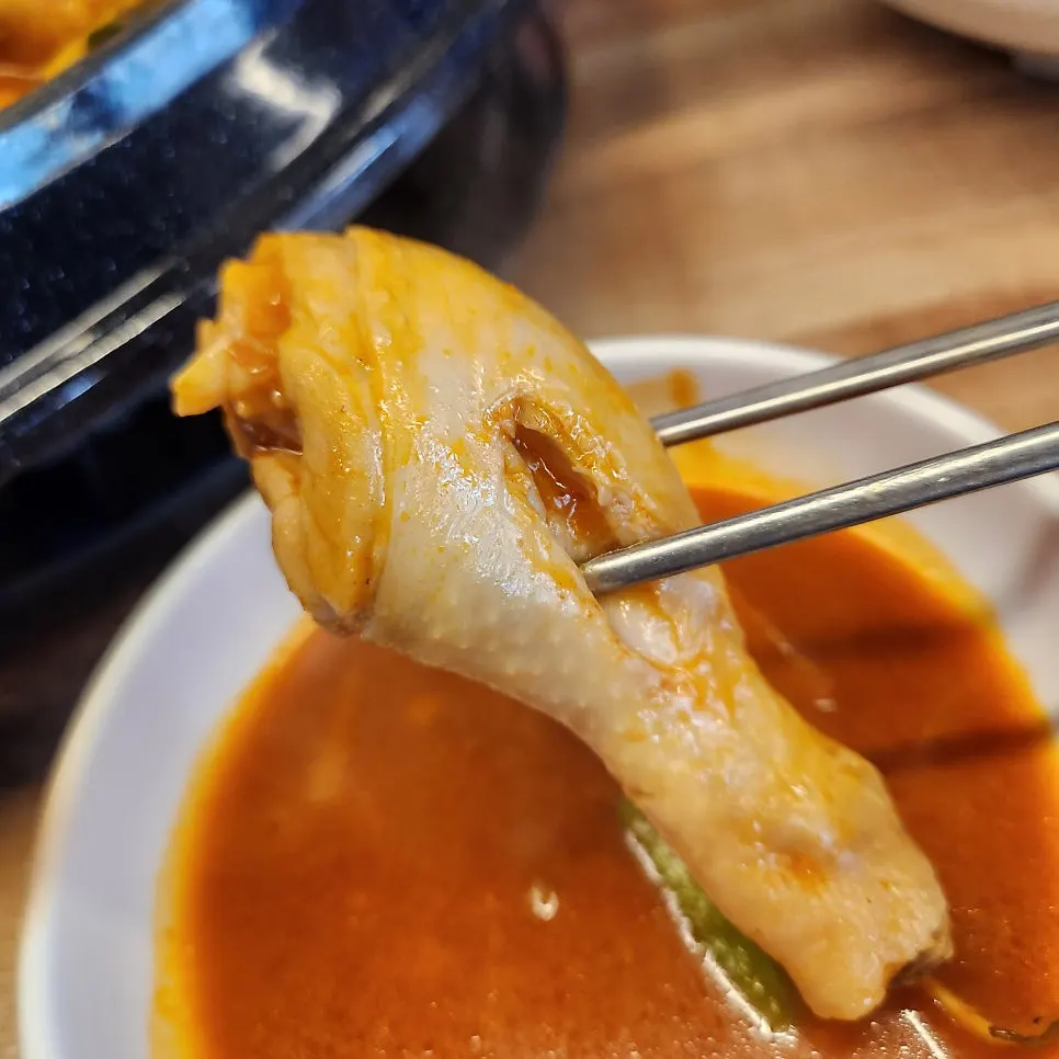 양념이 배어든 닭다리 살