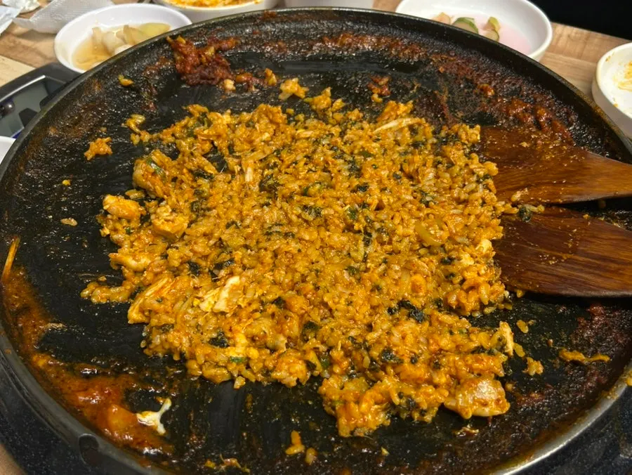 양념 많이 남겨 질게 볶아진 볶음밥