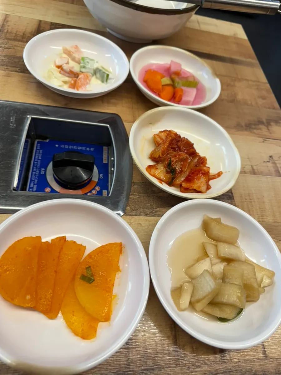 함께 주문한 납작만두 접시