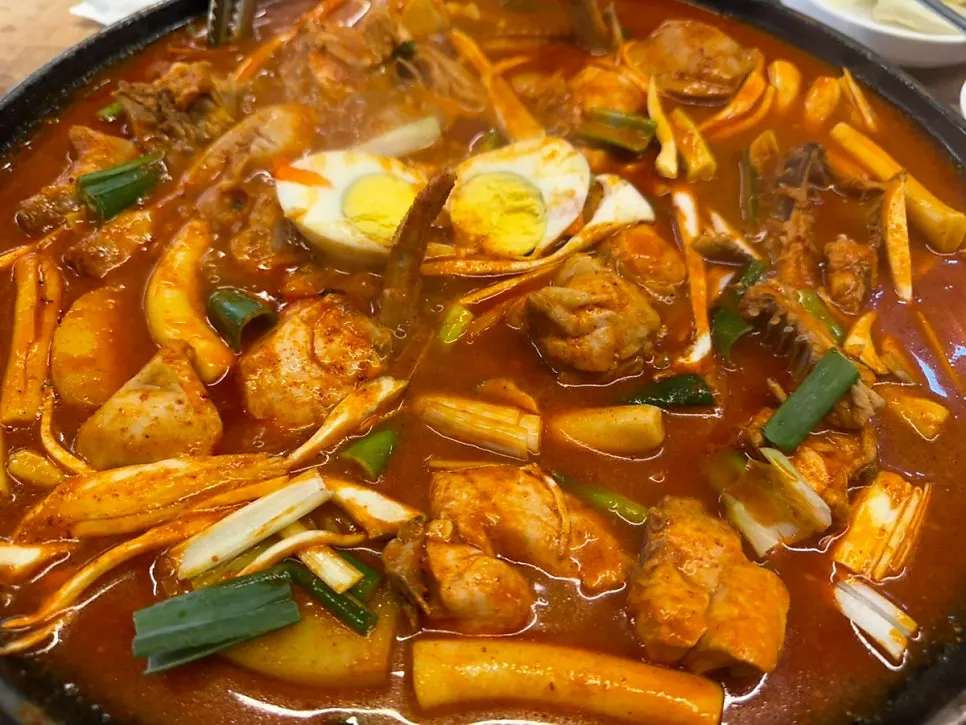양념이 밴 떡과 채소