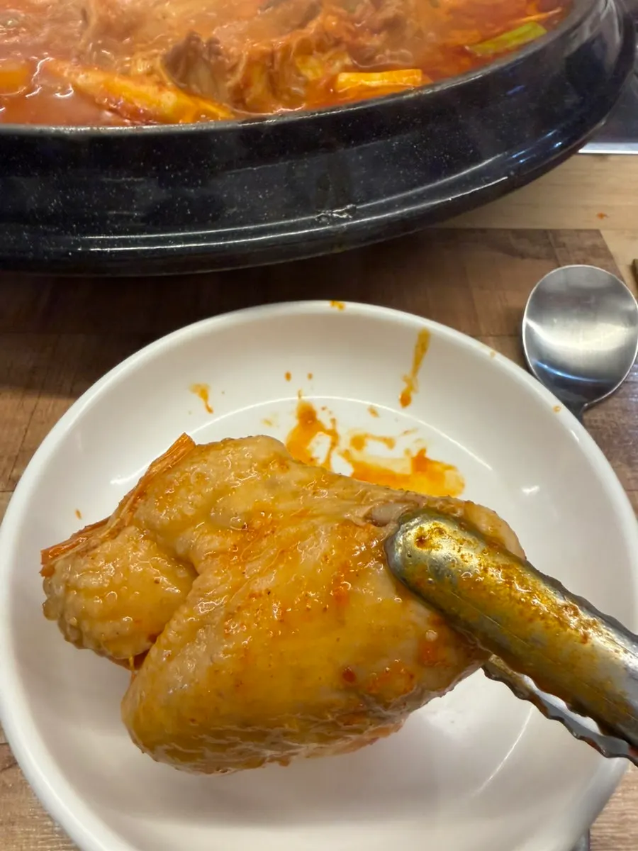 탱글한 닭고기 살과 양념