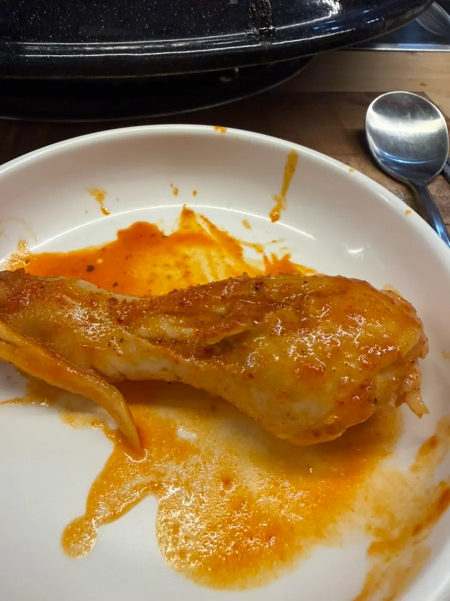 닭고기와 납작만두를 함께 담은 접시