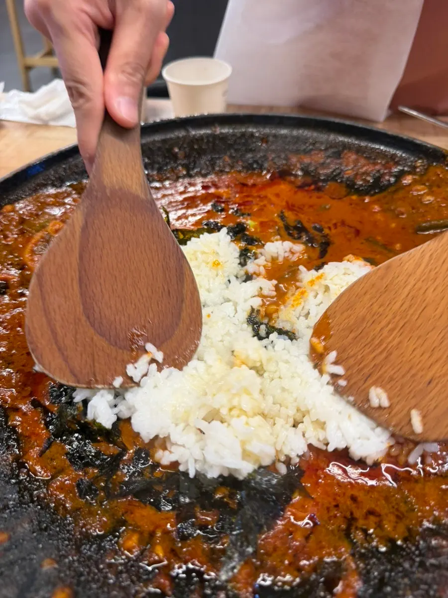납작만두 위에 닭고기를 올린 모습