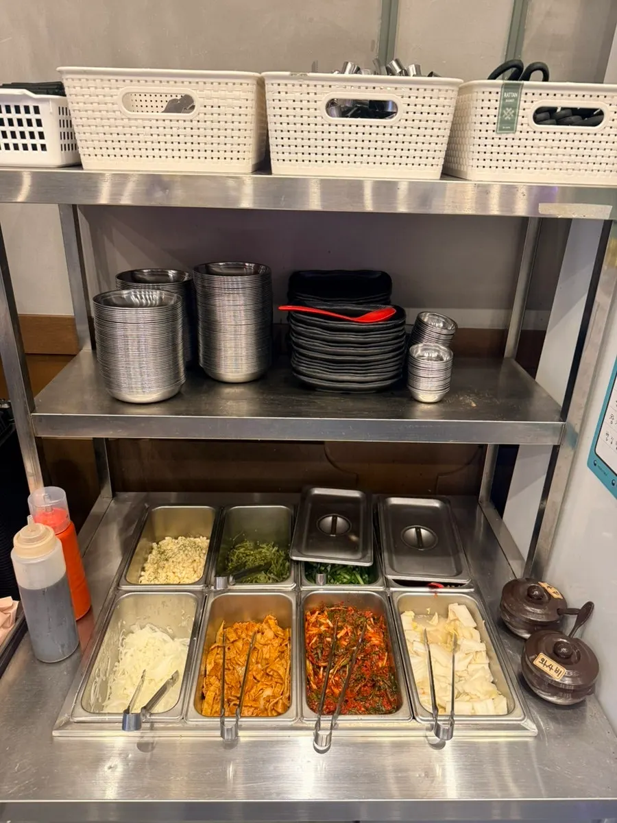 Basic side dishes served with jjokgalbi