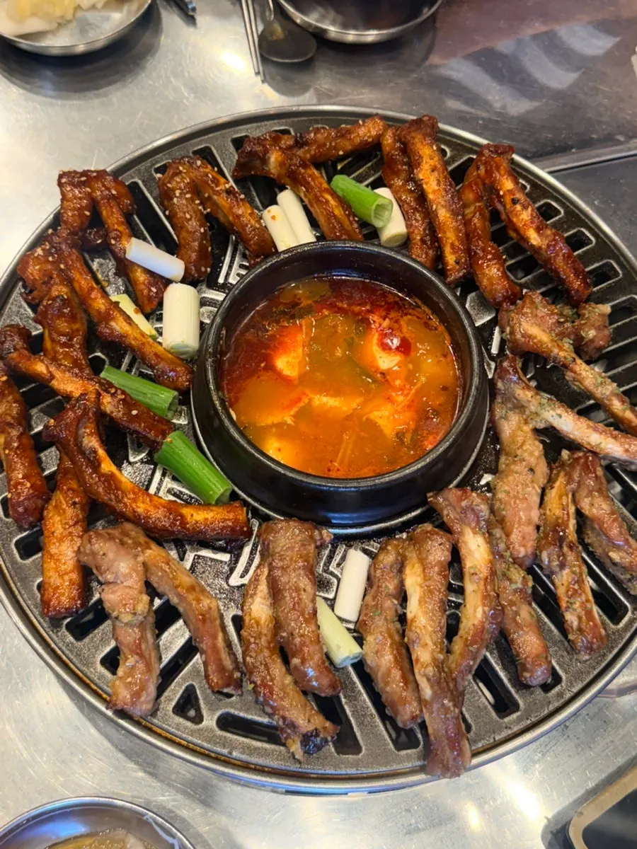 Jjokgalbi placed on the grill plate