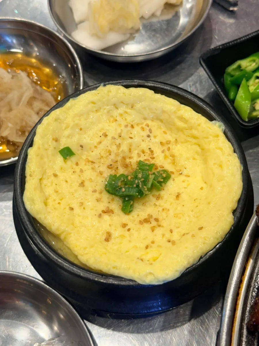 Jjokgalbi kept warm on the heated grill plate