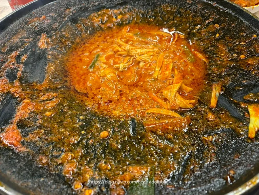 Pot with only the sauce left for frying rice