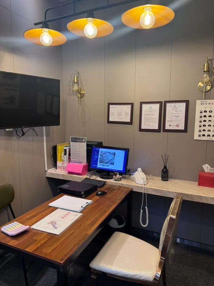 Scene from the precision scalp diagnosis consultation