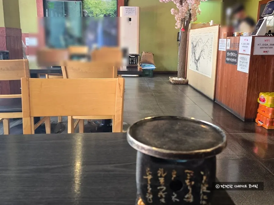 이자와 매장 안 식사 분위기