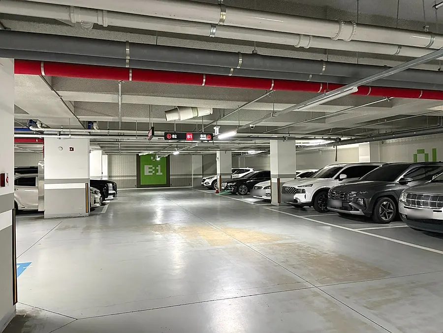 Parking lot entrance at the building for Bultina Kkomak Jjamppong Sinbang Branch