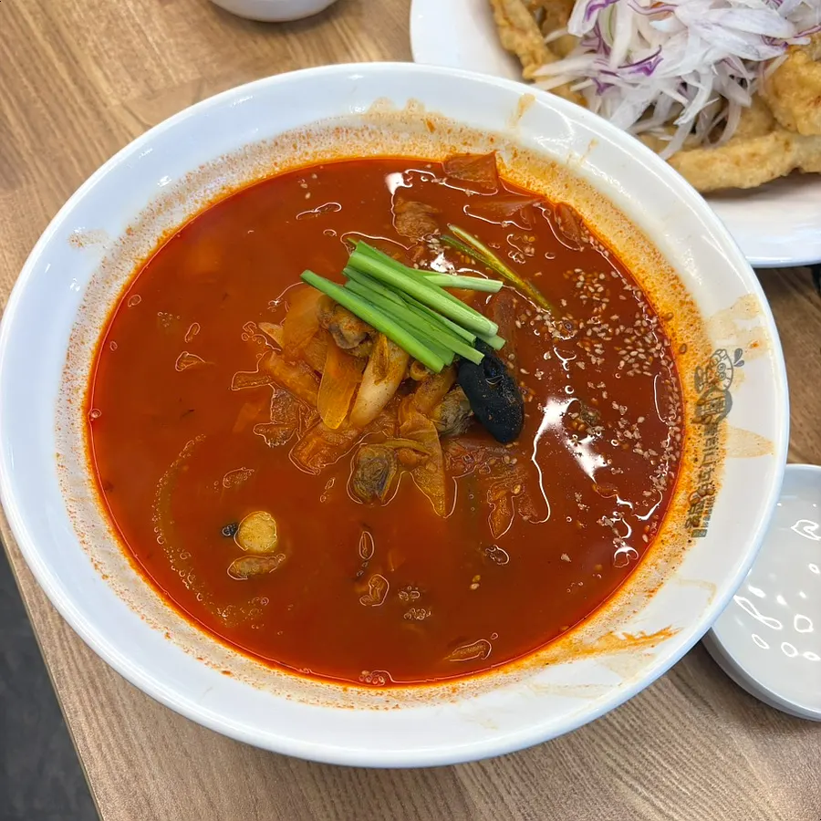 Deep red broth of the level 4 cockle jjamppong