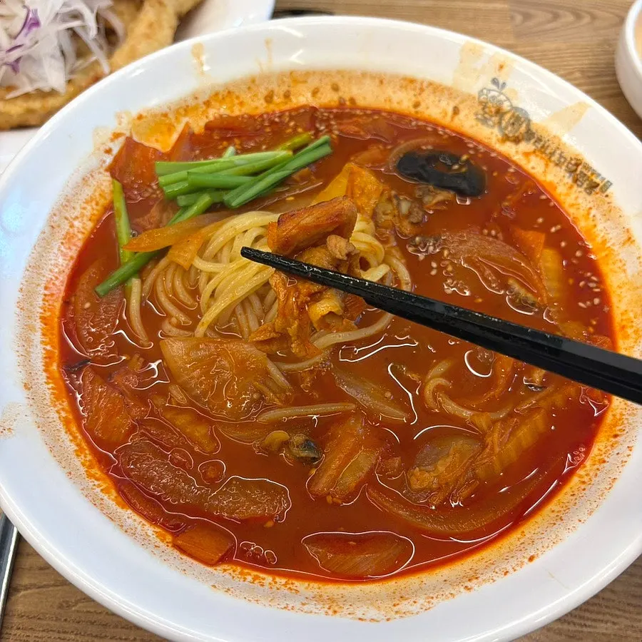 Cockles and red gyeol crab scooped up from the bottom of the broth