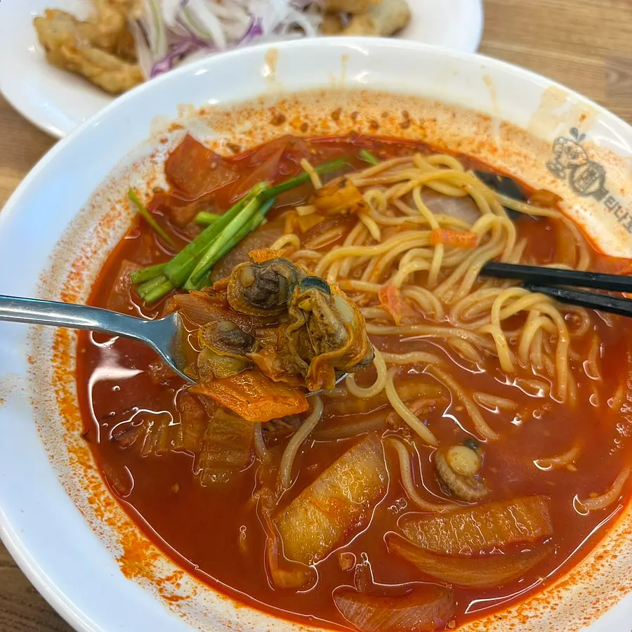Close-up of large-grained red gyeol crab and chewy seafood