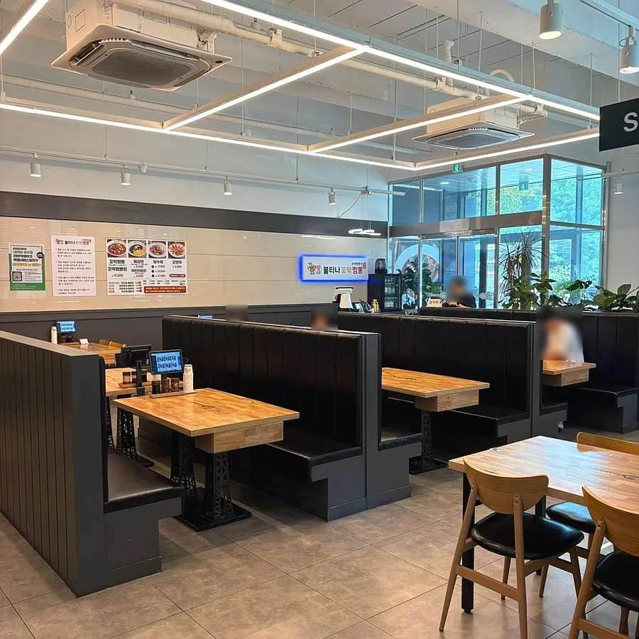 Spacious and clean interior of Bultina Kkomak Jjamppong Sinbang Branch