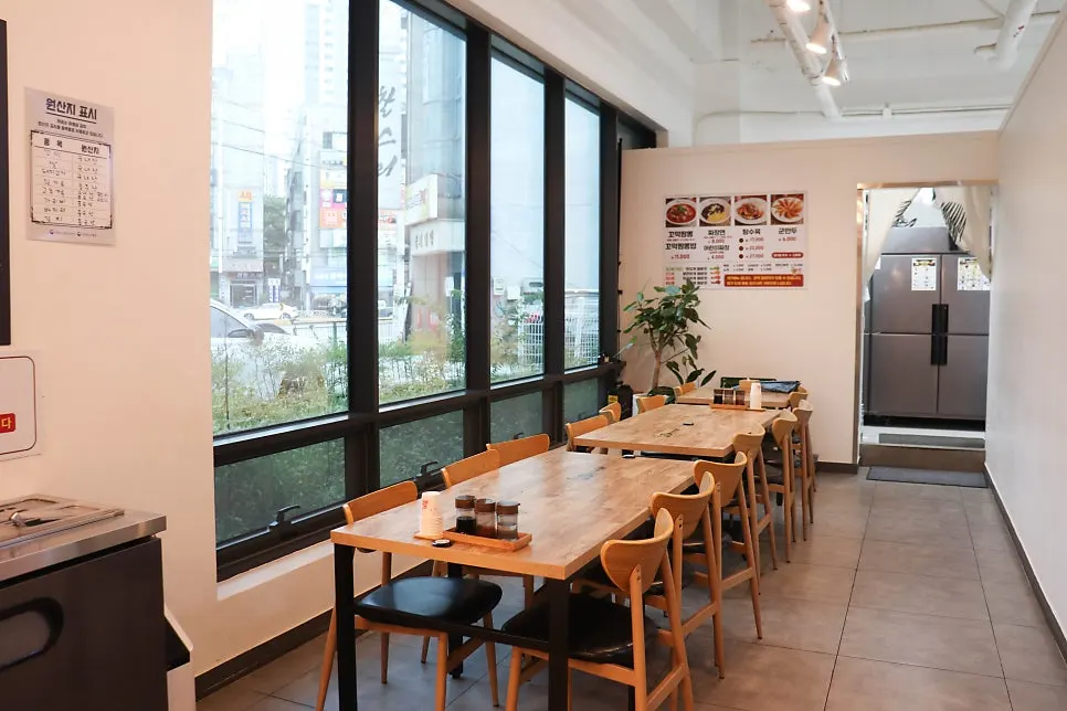 Clean, well-kept seating inside Bultina Kkomak Jjamppong Sinbang Branch