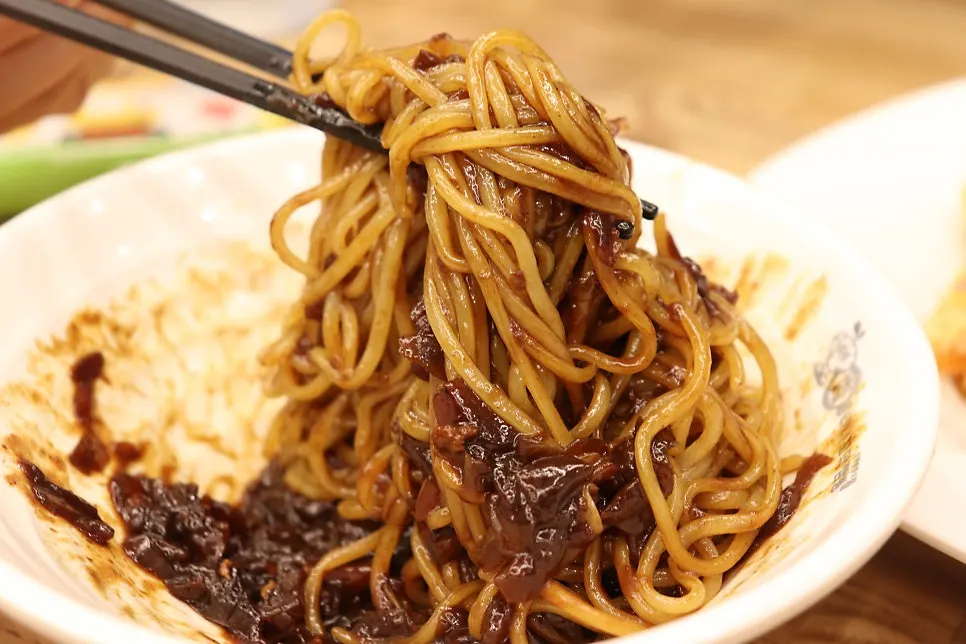 Kids' jjajang with thick, rich sauce