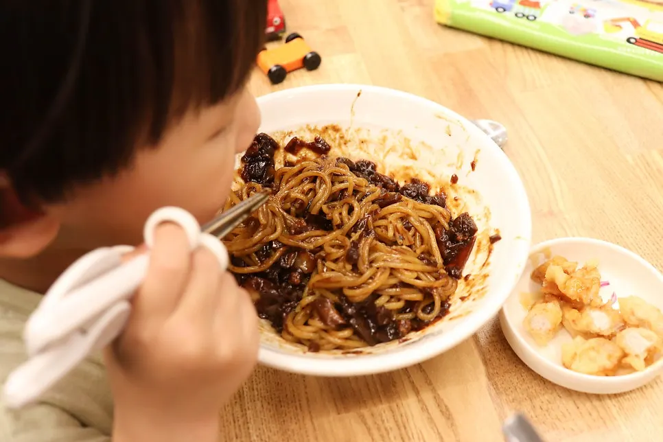 Kids' jjajang mixed and seasoned for a child's palate