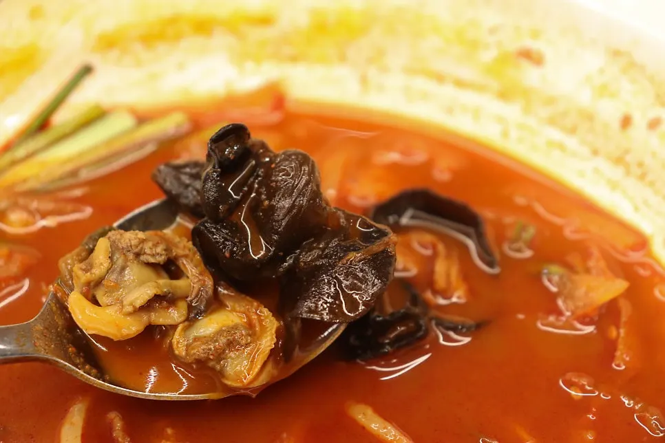Chewy jjamppong noodles with plenty of cockles