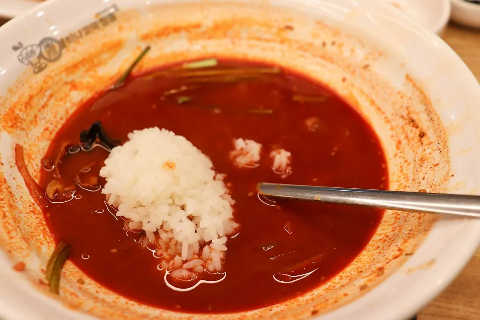 A bowl of rice mixed into the jjamppong broth