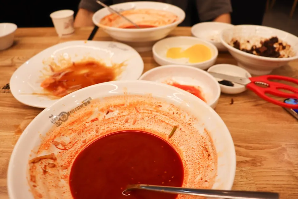 Empty bowls on the table after finishing the meal