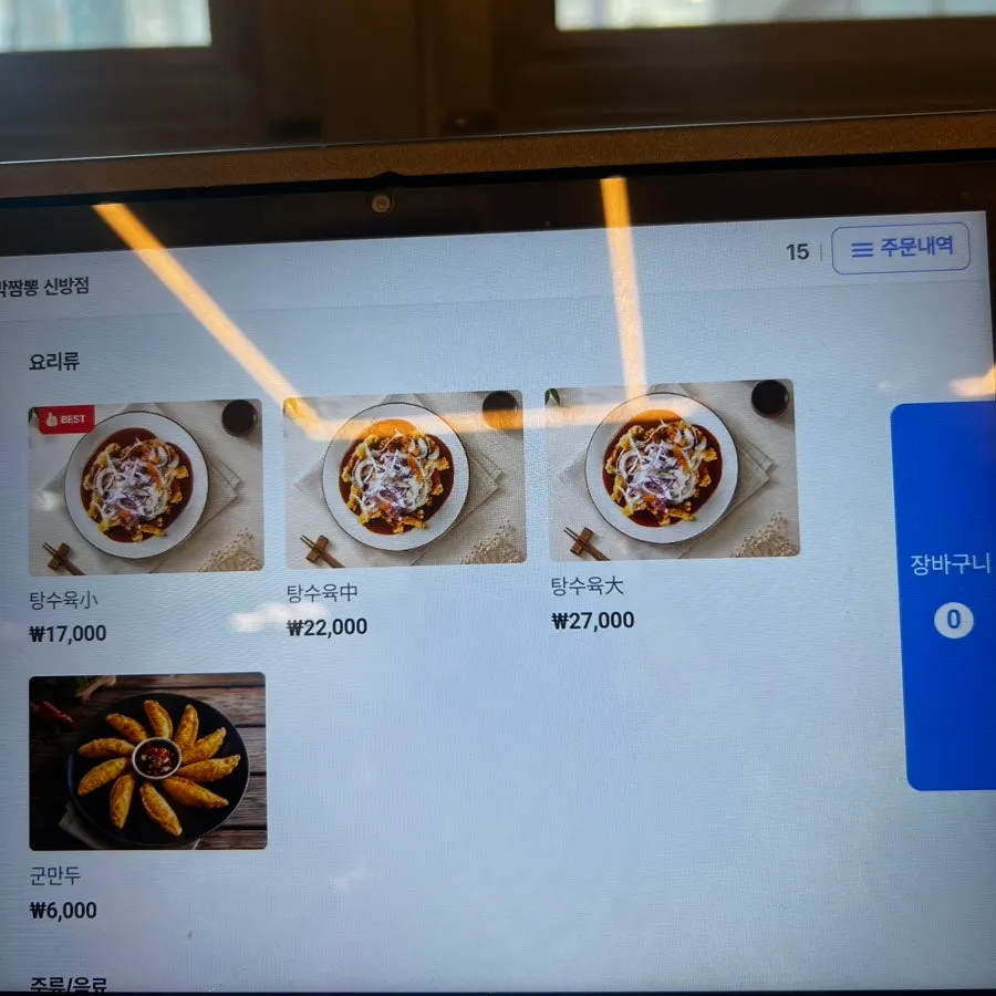ベビーチェアが置かれた店内の席