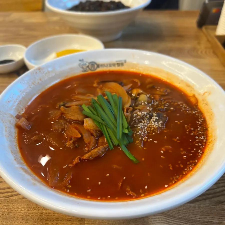 よく混ぜたジャージャー麺とタンスユク
