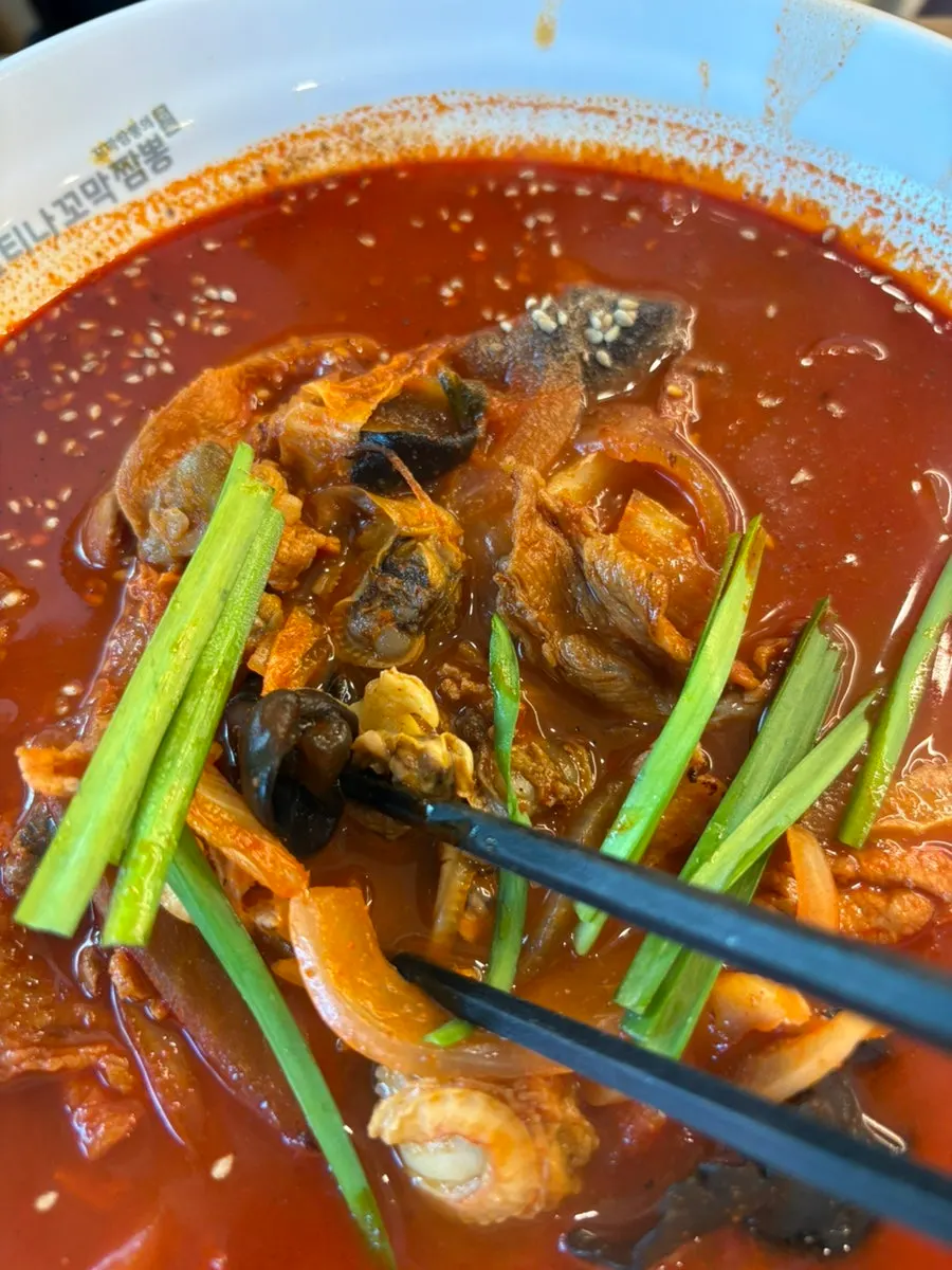 한 상 가득한 중식 세 가지 메뉴