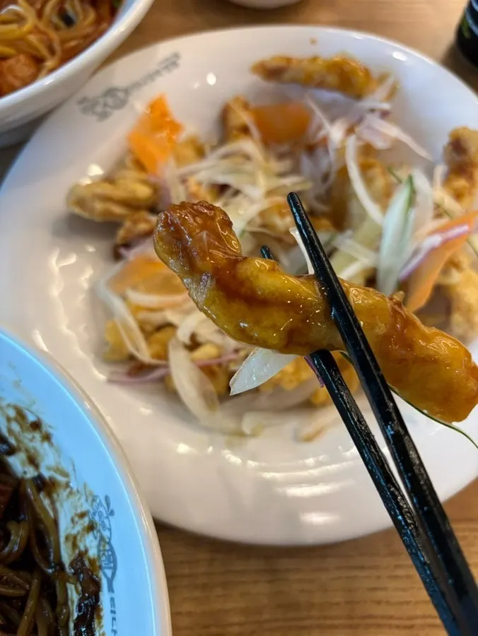 진한 짜장소스에 비빈 면