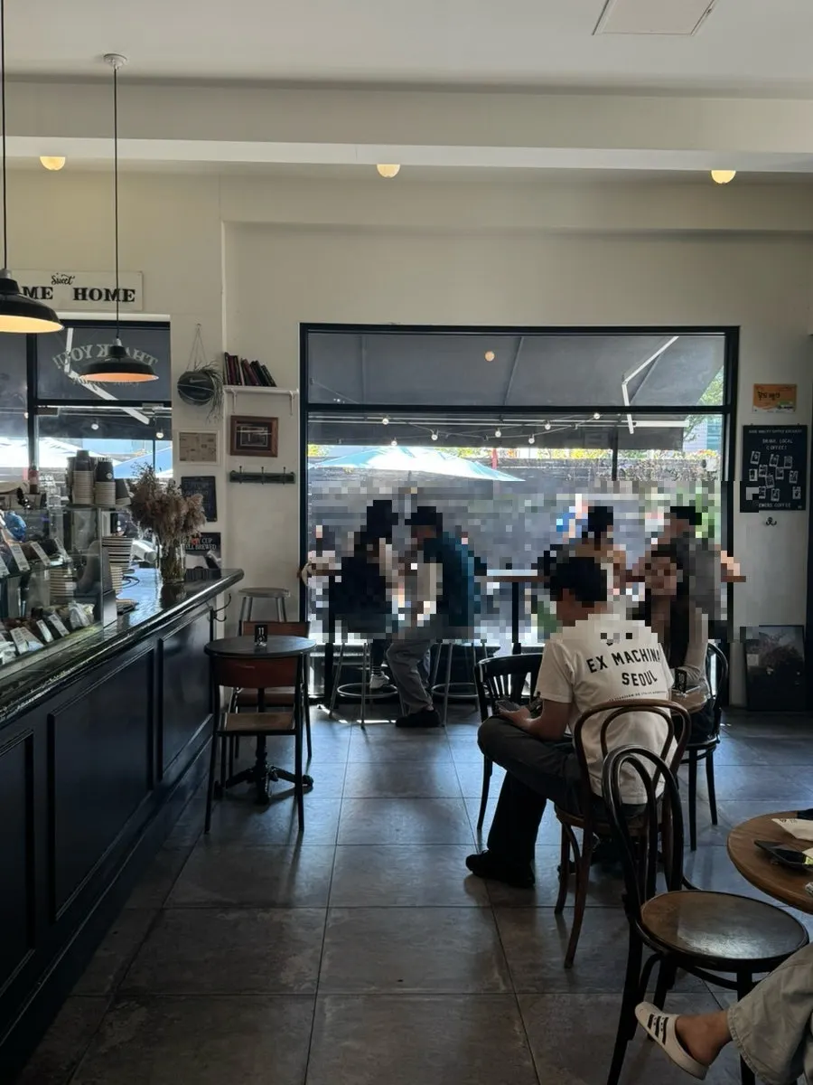 Interior seating at Brewers Coffee Cheonan Sinbu Branch