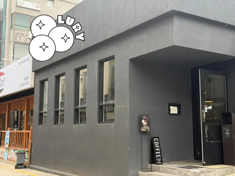 Entrance of Brewers Coffee Cheonan Sinbu Branch with no signboard