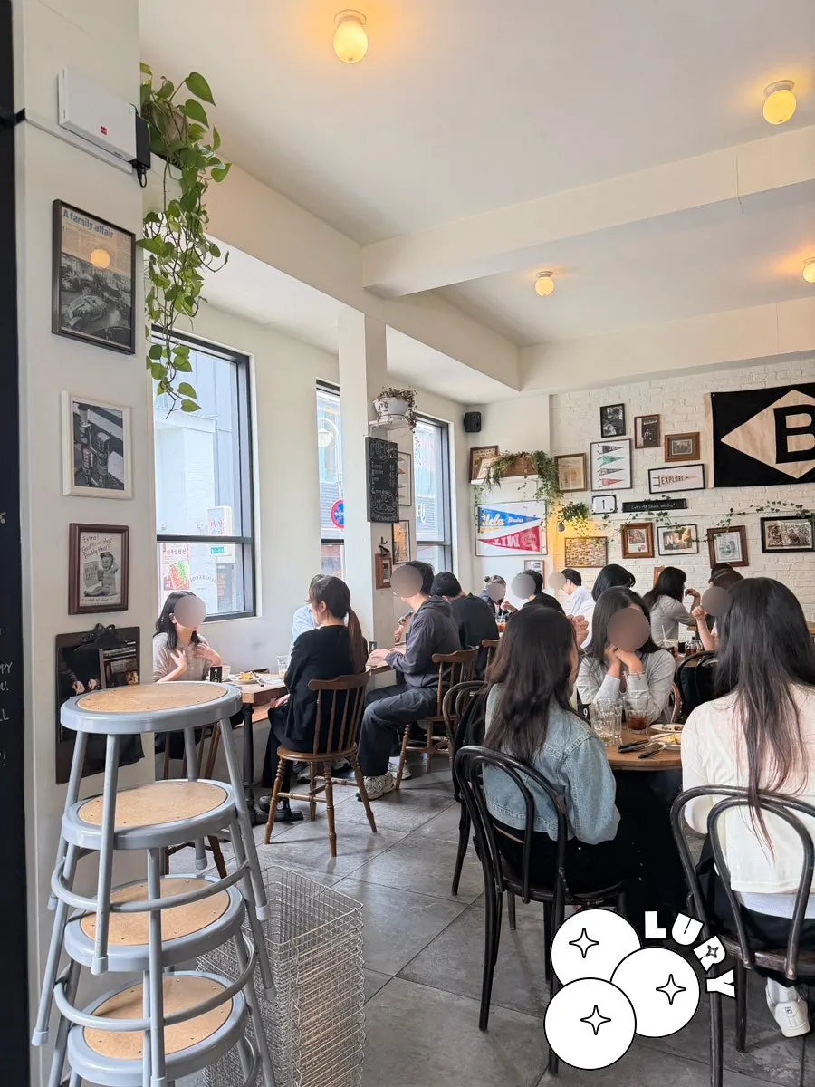 Brewers Coffee Cheonan Sinbu Branch interior full of customers