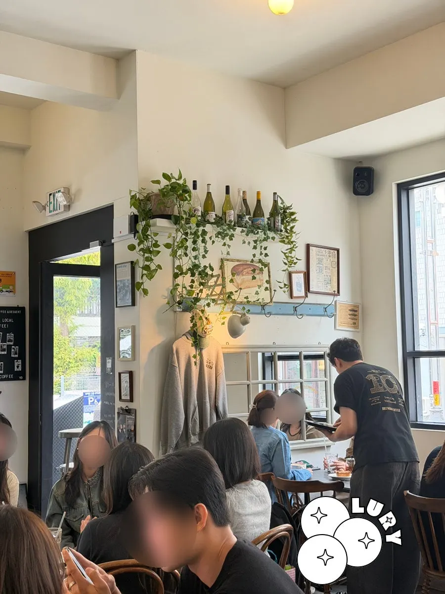 Brewers Coffee interior with barely any seats left