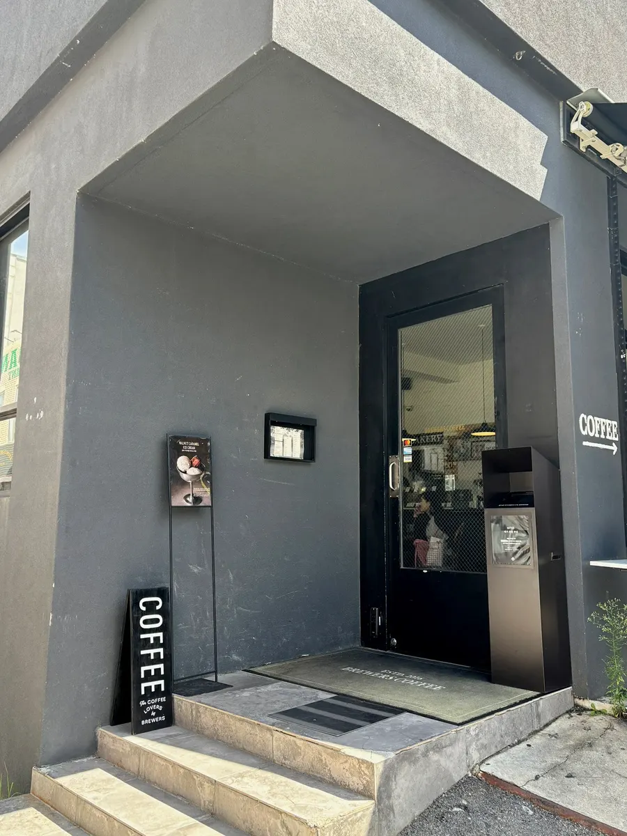 Fachada de Brewers Coffee Cheonan Sinbu Branch en el callejón gastronómico de Sinbu-dong