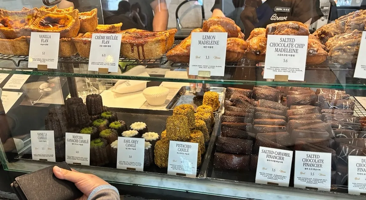 Vitrina de postres con financiers y canelés