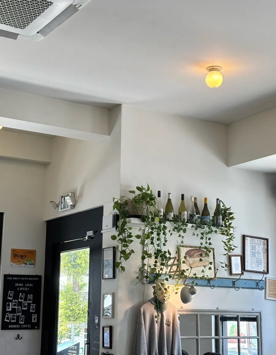 Interior del café con ambiente limpio y vintage