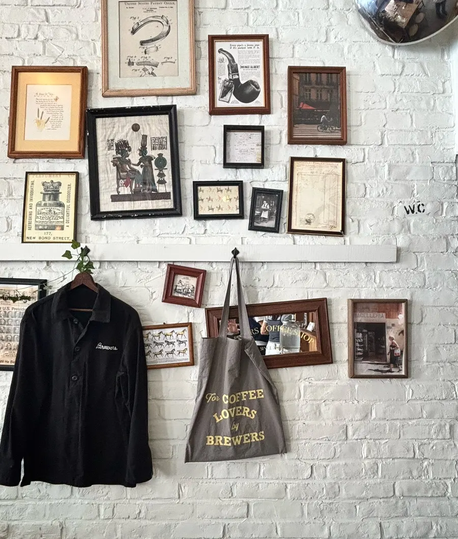Asientos y detalles decorativos dentro del café
